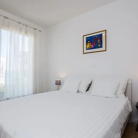 Vjera - Garage And Elevator *