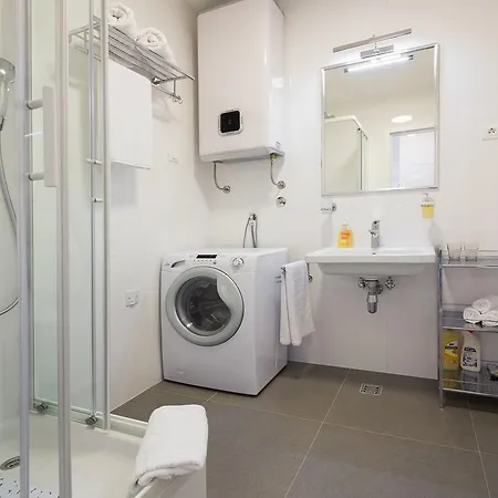 Vjera - Garage And Elevator דירה